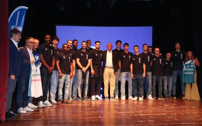 IL PRIMO ABBRACCIO CON I TIFOSI NELLA PRESENTAZIONE UFFICIALE DELL’ACQUA S.BERNARDO 2023/24