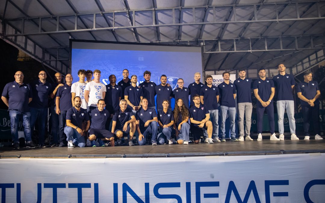 IL PRIMO ABBRACCIO CON I TIFOSI NELLA PRESENTAZIONE UFFICIALE DELL’ACQUA S.BERNARDO CANTÙ