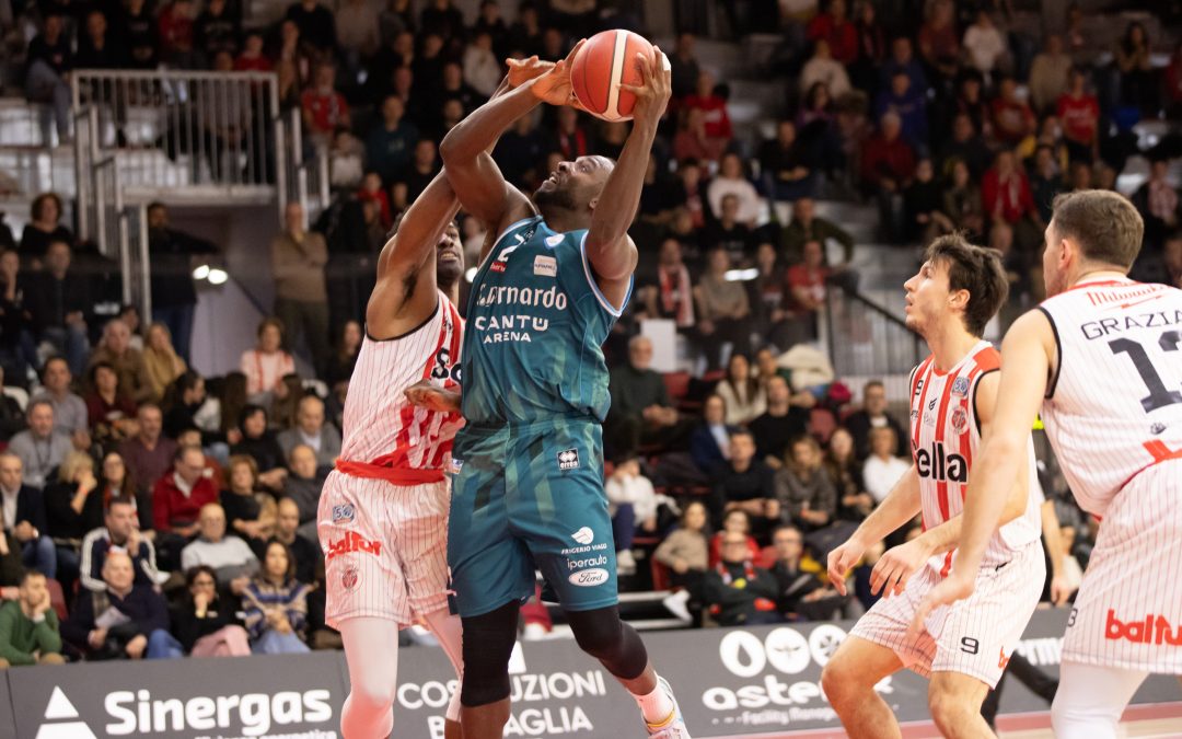 L’ACQUA S.BERNARDO SI ARRENDE A CENTO 77-72