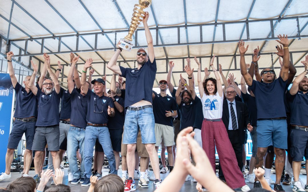 LA FESTA IN PIAZZA CON LA COPPA