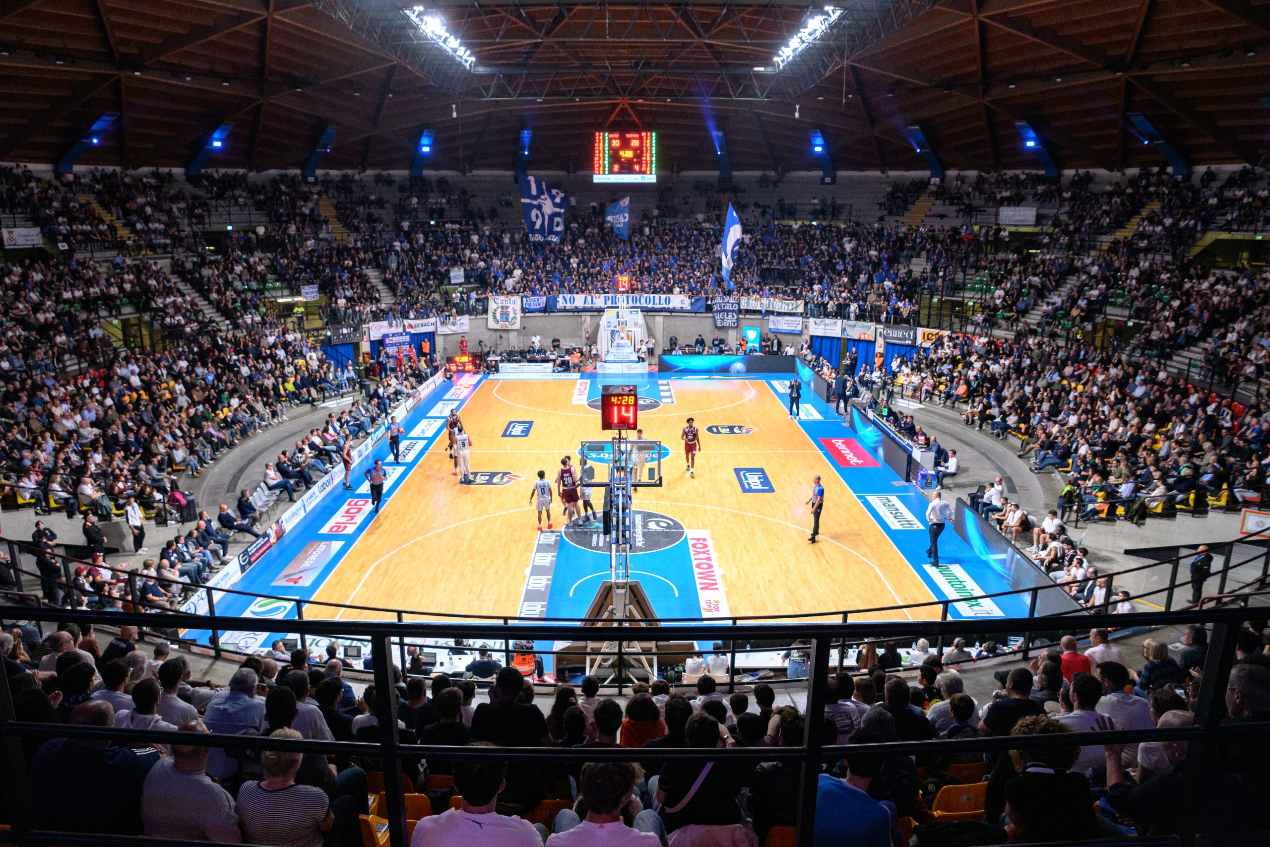 Desio Paladesio campionato basket serie A1 Pallacanestro Acqua San Bernardo Cantù – Trapani Shark, tifosi Eagles