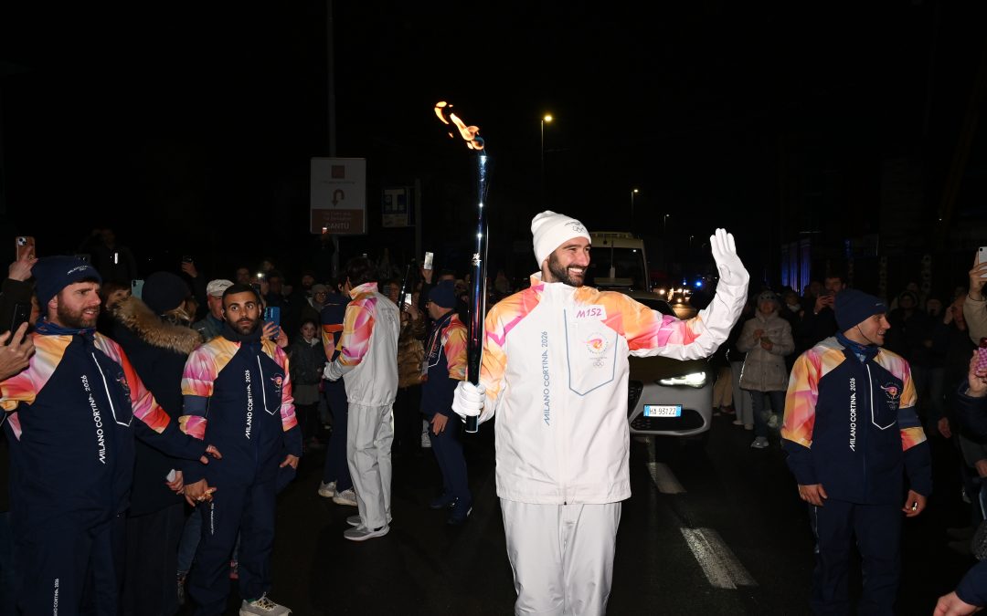 MORASCHINI TEDOFORO NEL PASSAGGIO A CANTÙ DELLA FIAMMA OLIMPICA DI MILANO-CORTINA