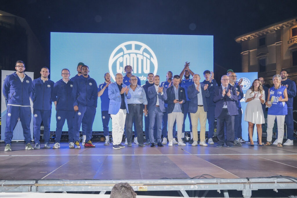 LA PRESENTAZIONE IN PIAZZA