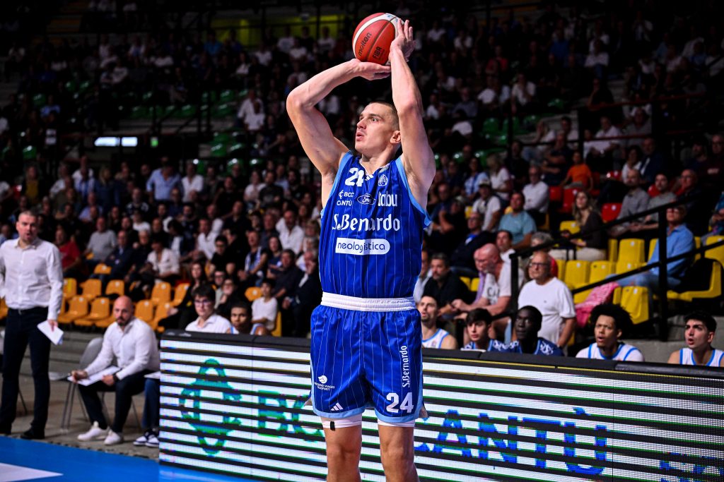 CANTÙ LOTTA, MA NAPOLI VINCE 80-99